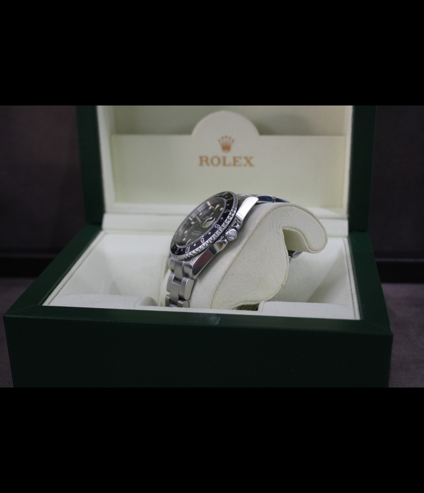 Rolex Gmt II Ref.16710 40mm Bisel negro año 2005 caja sin agujeros full set.