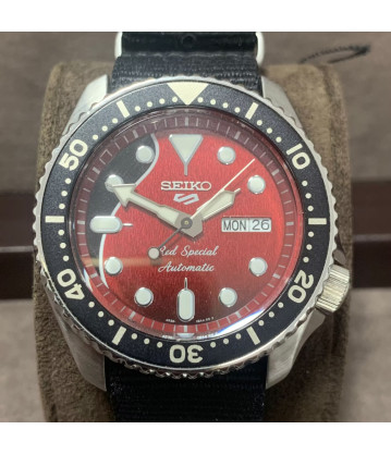 Seiko 5 Sport Edición Limitada “Brian May” Ref. SRPE83K1 Año 2020 Full Set